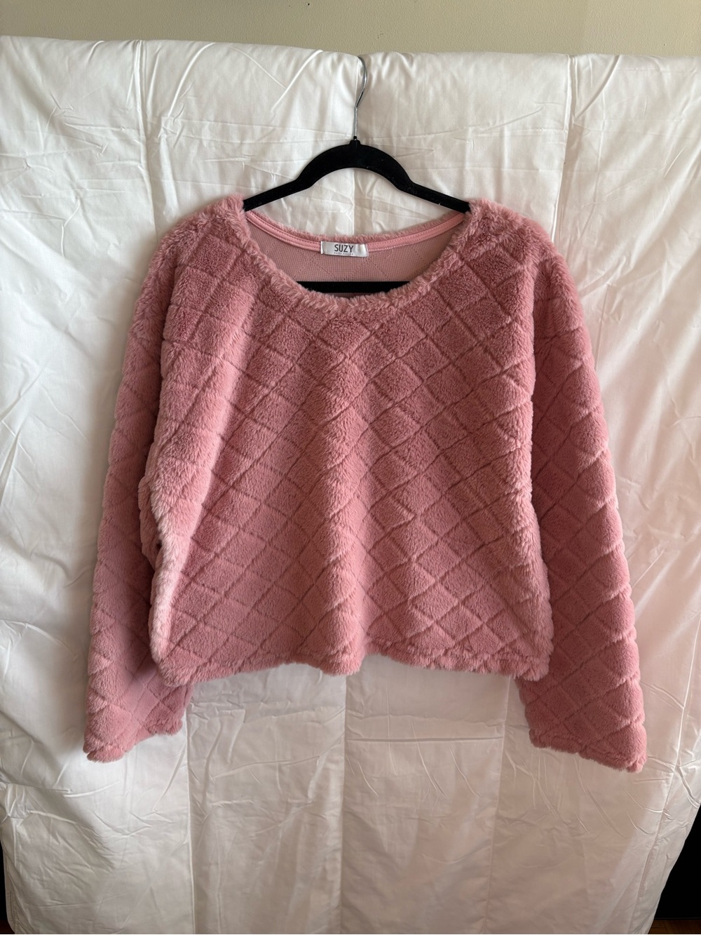 Suzy Shier Dusty Pink Quilted Plush Crew Neck Sweater, Size L, 100% Polyester.
